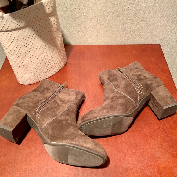 Suede olive green short boots with heel - Picture 6 of 7